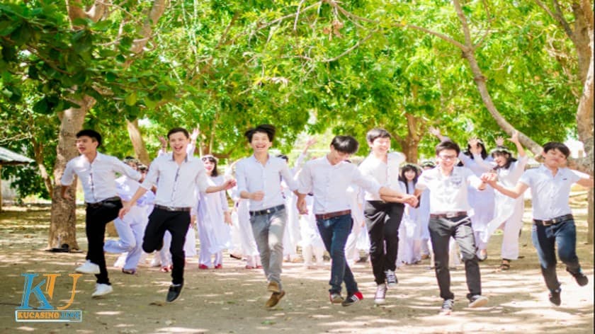 Mơ thấy bạn học cũ đánh con gì trúng lớn? Điềm lành hay dữ? 3 Mơ thấy trốn học cùng bạn học cũ